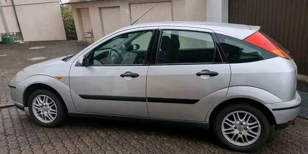 Gebraucht Ford Focus Ambiente 101 PS (74 kW) 1999 Silber Limousine