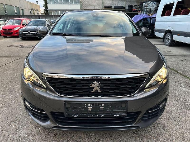 Grau Gebraucht 2021 Peugeot 308 Allure Limousine | 12.999 € (Etwas zu teuer) - Bild 1/4