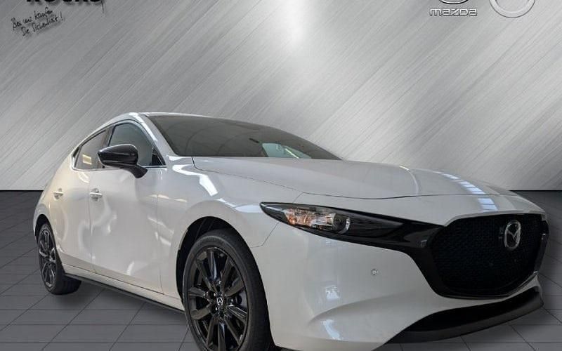 Weiß Gebraucht 2025 Mazda 3 Homura-Line Limousine | 25.490 € (Fairer Preis) - Bild 1/4