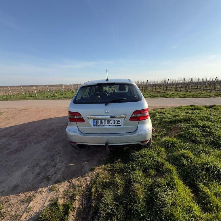 Gebraucht Mercedes B180 109 PS (80 kW) 2010 Silber Van / Kleinbus