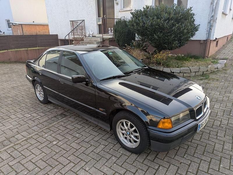 Schwarz Gebraucht 1994 BMW 320 Limousine | 7.000 € - Bild 1/4