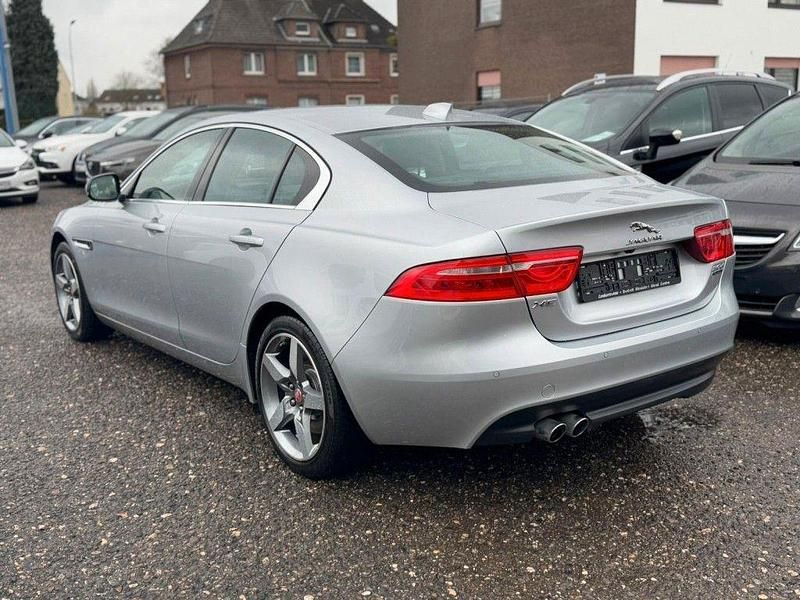 Gebraucht Jaguar XE Prestige 179 PS (131 kW) 2017 Silber Limousine