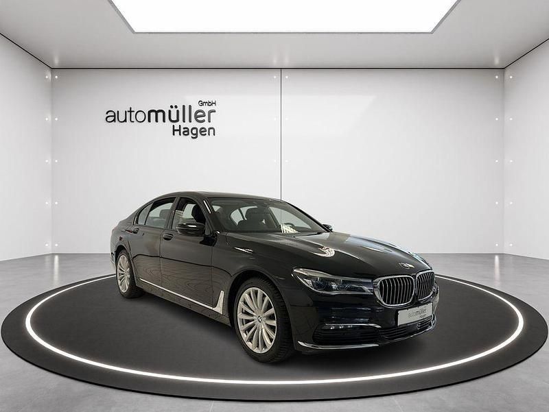 Black sapphire metallic Gebraucht 2018 BMW 740 Limousine | 29.990 € (Superpreis) - Bild 1/4