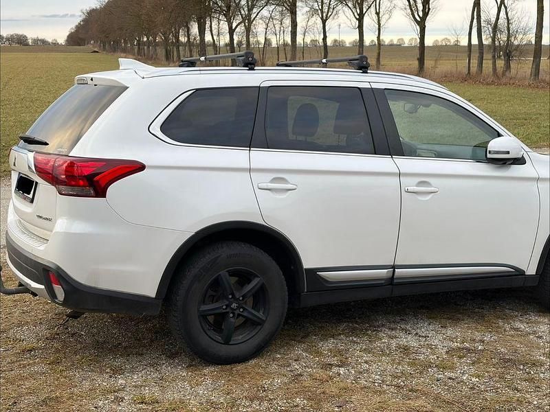 Gebraucht Mitsubishi Outlander Edition 150 PS (110 kW) 2017 Weiß SUV