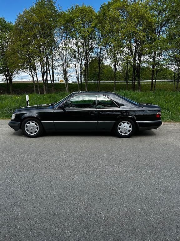 Second-hand Mercedes E320 220 CP (161 kW) 1993 Negru Cabrio