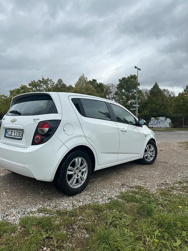 Second-hand Chevrolet Aveo 97 CP (71 kW) 2012 Alb Hatchback