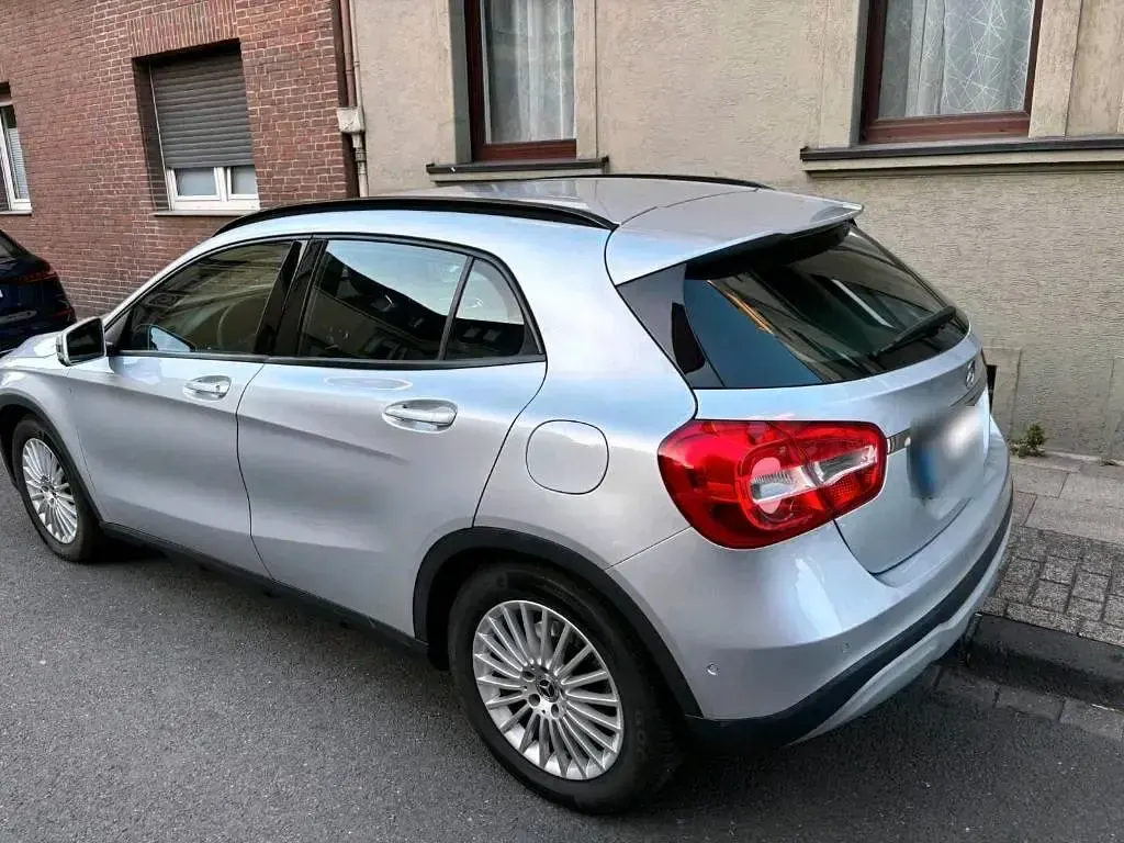 Gebraucht Mercedes GLA180 122 PS (89 kW) 2018 Silber SUV