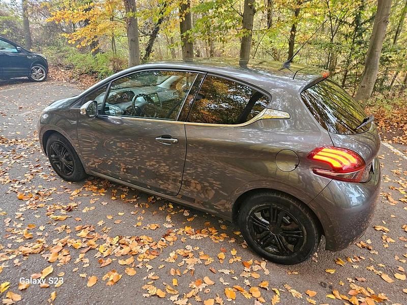 Grau Gebraucht 2015 Peugeot 208 Kleinwagen | 4.600 € (Fairer Preis) - Bild 1/4