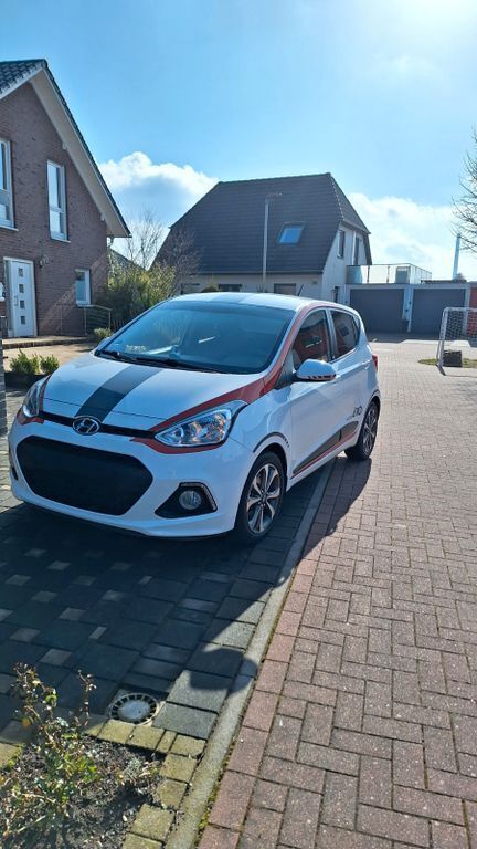 Weiß Gebraucht 2016 Hyundai i10 Passion Plus Kleinwagen | 7.800 € (Guter Preis) - Bild 1/4