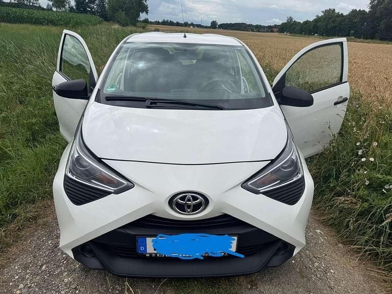 Weiß Gebraucht 2019 Toyota Aygo X-play Kleinwagen | 8.500 € (Guter Preis) - Bild 1/4
