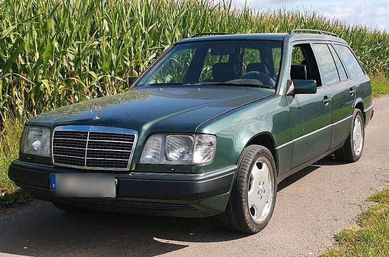 Grün Gebraucht 1993 Mercedes 300 Kombi | 16.999 € - Bild 1/4