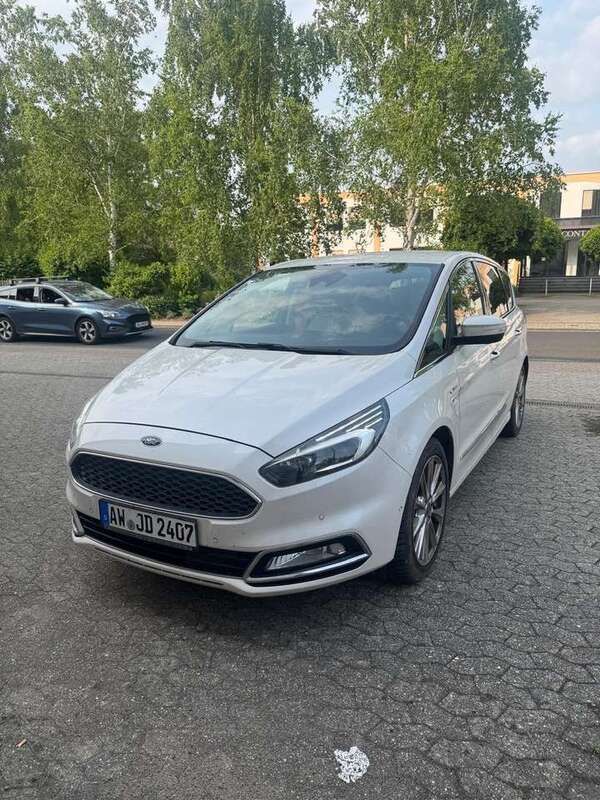 Arktisweiß (metallic) Gebraucht 2017 Ford S-MAX Vignale Van / Kleinbus | 12.900 € (Guter Preis) - Bild 1/4