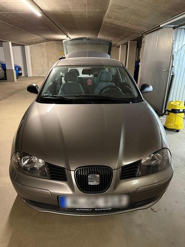 Grau Gebraucht 2003 Seat Ibiza Fresh Limousine | 1.600 € (Fairer Preis) - Bild 1/4