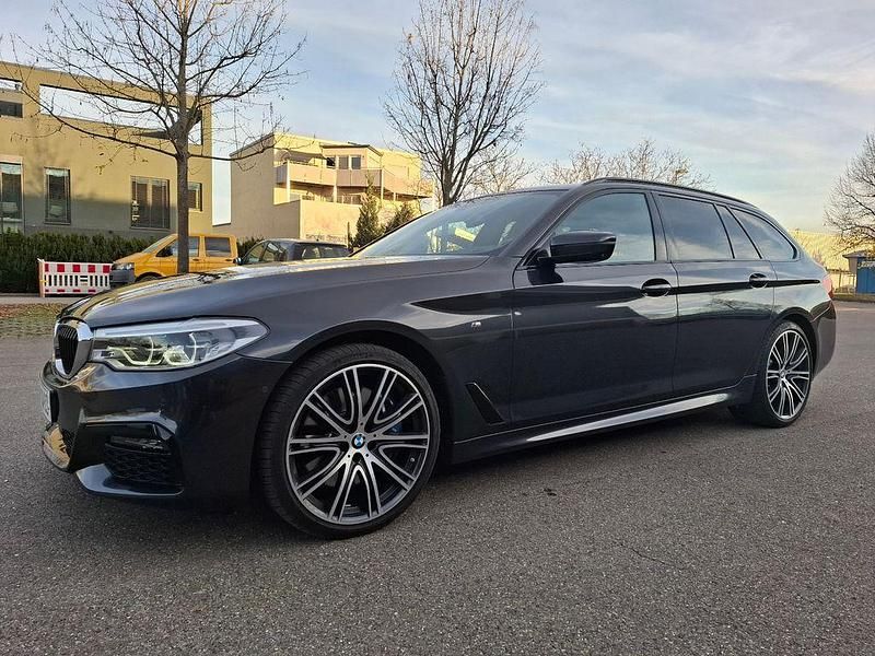 Grau Gebraucht 2019 BMW 540 M Sport Kombi | 42.900 € - Bild 1/4