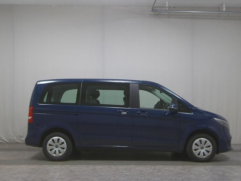 Blau Gebraucht 2021 Mercedes V220 Van / Kleinbus | 35.380 € - Bild 1/4