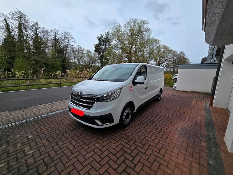 Second-hand Renault Trafic 150 CP (110 kW) 2023 Alb Monovolum
