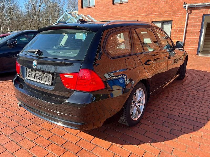 Gebraucht BMW 320 184 PS (135 kW) 2011 Schwarz Kombi
