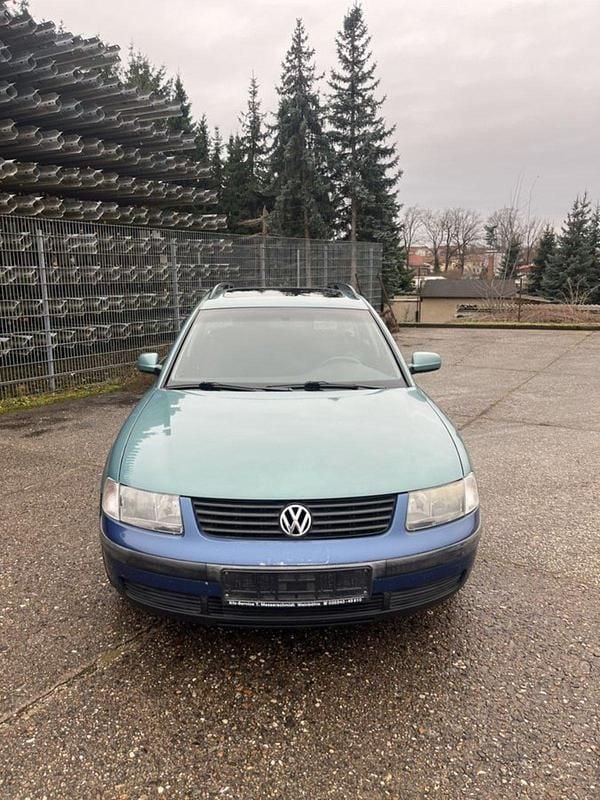 Grün Gebraucht 1999 VW Passat Kombi | 2.000 € (Guter Preis) - Bild 1/4