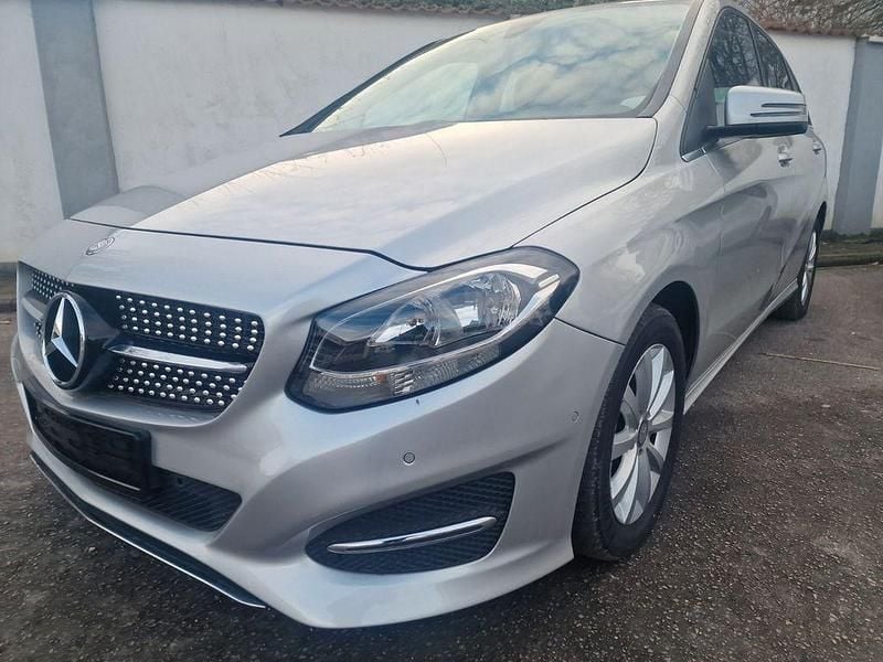 Silber Gebraucht 2016 Mercedes B180 Van / Kleinbus | 13.900 € (Guter Preis) - Bild 1/4