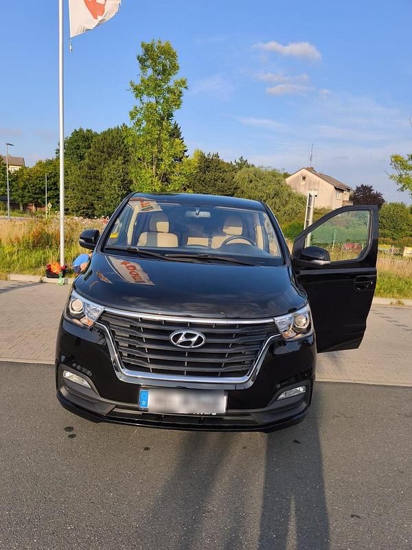 Schwarz Gebraucht 2019 Hyundai H-1 Van / Kleinbus | 25.500 € (Etwas zu teuer) - Bild 1/4