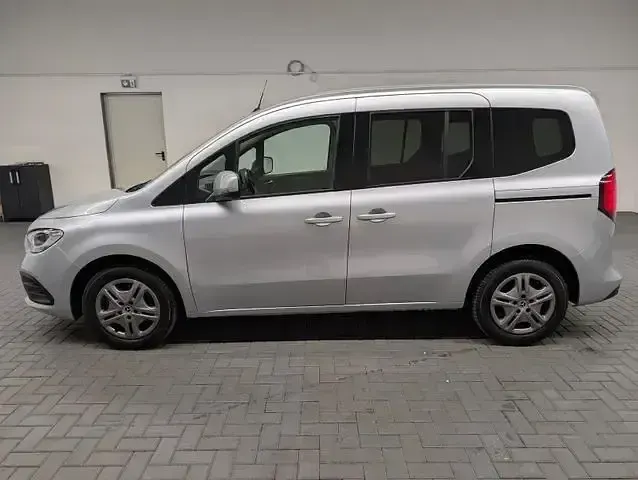 Gebraucht Mercedes T180 Style 131 PS (96 kW) 2024 Helvinsilbermet. Van / Kleinbus