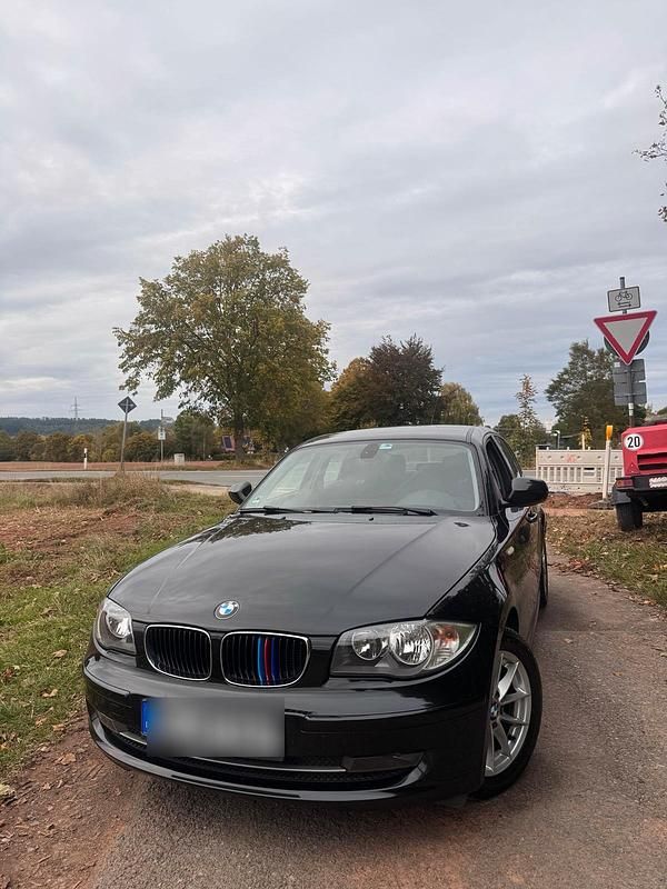 Schwarz Gebraucht 2011 BMW 116 Kleinwagen | 6.000 € (Fairer Preis) - Bild 1/4