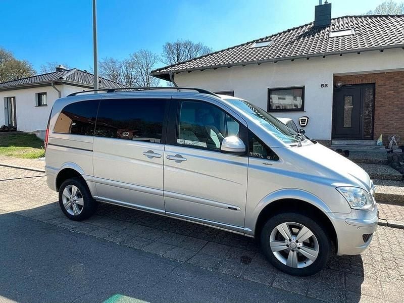 Silber Gebraucht 2011 Mercedes Viano Van / Kleinbus | 16.300 € (Fairer Preis) - Bild 1/4