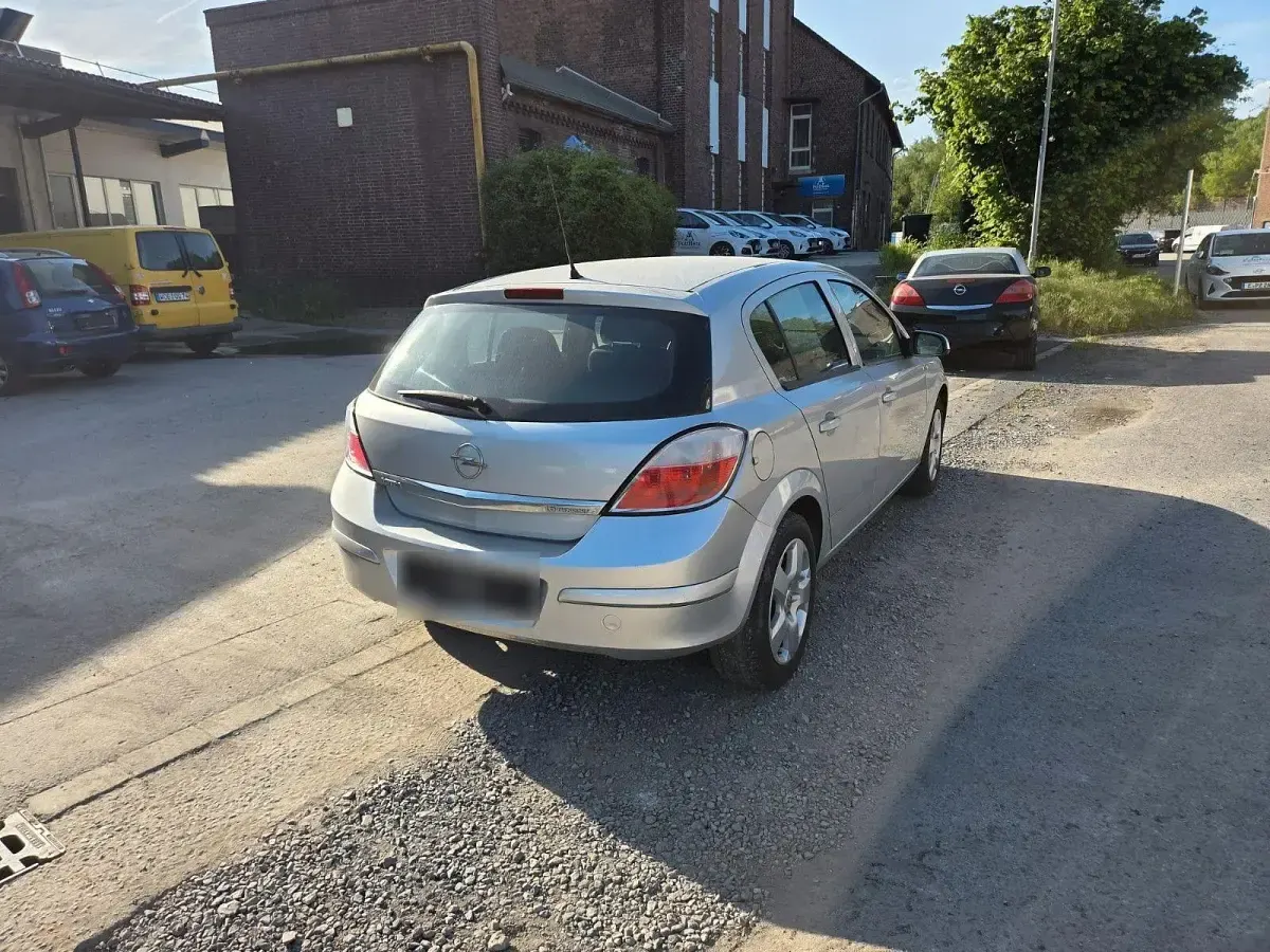 Używany Opel Astra 105 KM (77 kW) 2005 Srebrny Sedan/Limuzyna