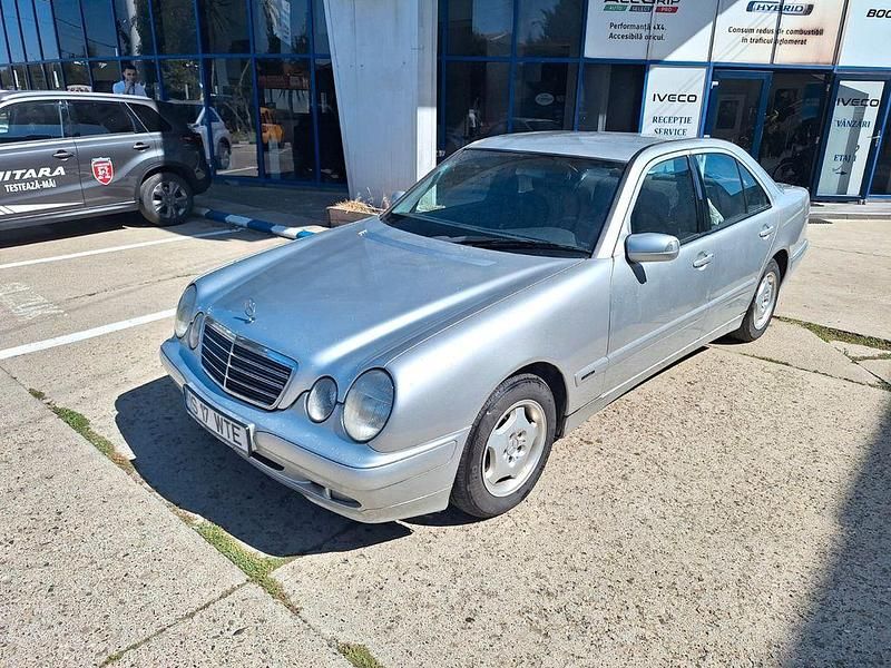 Silber Gebraucht 2000 Mercedes E200 Classic Limousine | 6.990 € - Bild 1/4