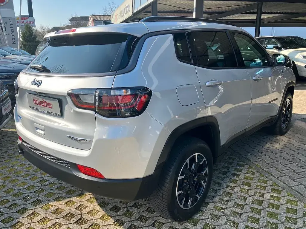 Gebraucht Jeep Compass Trailhawk 179 PS (131 kW) 2022 Silber SUV