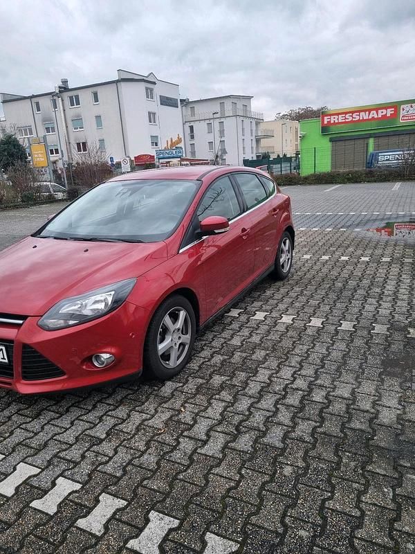 Gebraucht Ford Focus 125 PS (91 kW) 2013 Rot Limousine