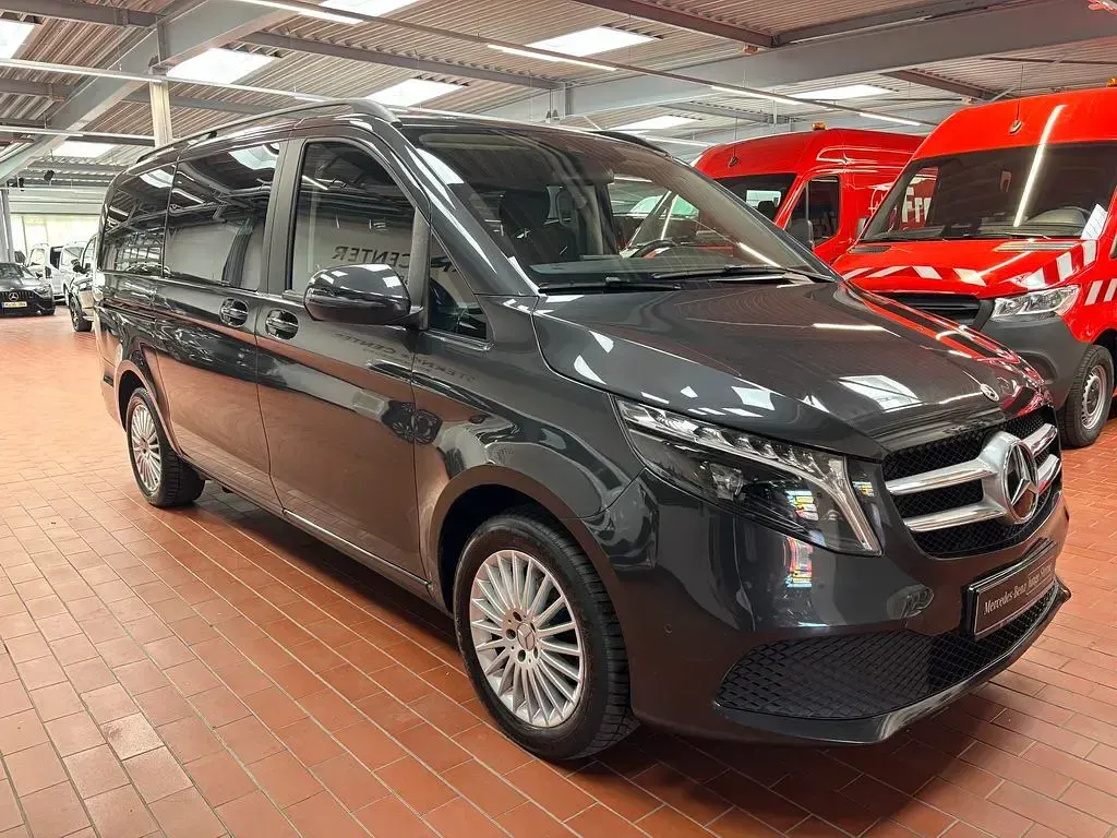 Gebraucht Mercedes V220 163 PS (119 kW) 2024 Grau Van / Kleinbus