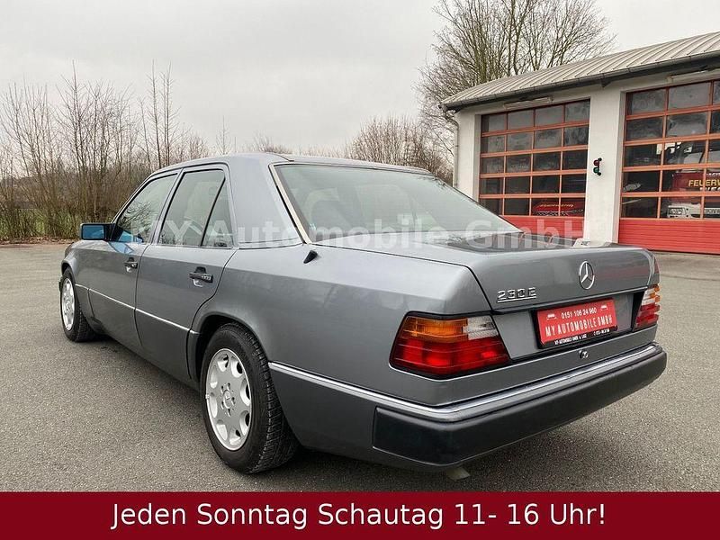 Gebraucht Mercedes E230 132 PS (97 kW) 1992 Grau Limousine