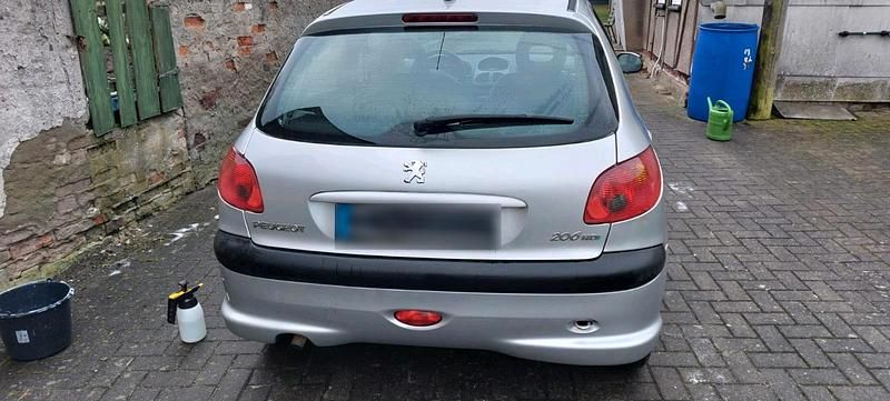 Gebraucht Peugeot 206 68 PS (50 kW) 2009 Silber Kleinwagen