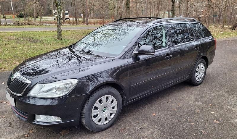 Schwarz Gebraucht 2009 Skoda Octavia Ambiente Kombi | 4.100 € (Superpreis) - Bild 1/4