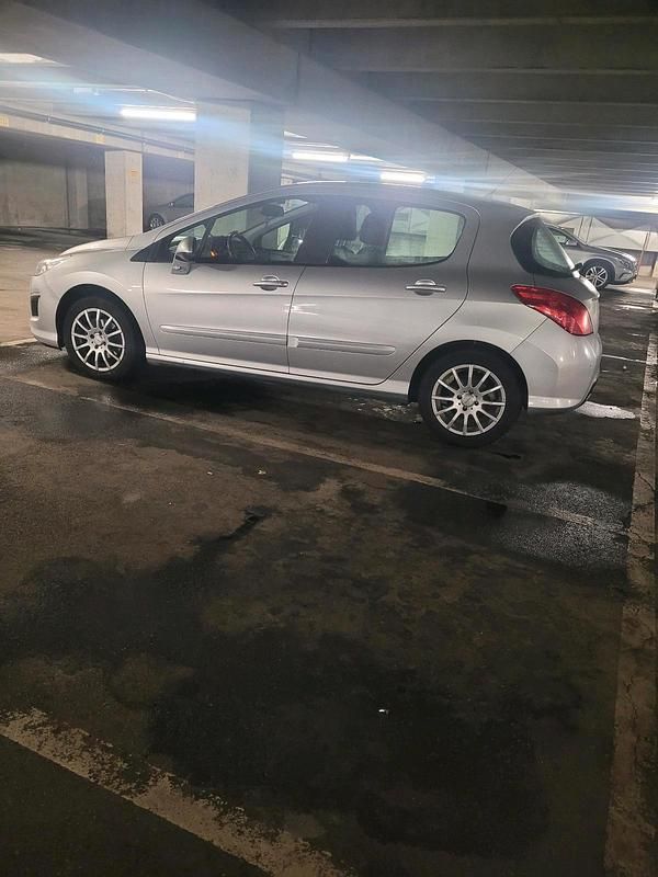 Silber Gebraucht 2012 Peugeot 308 Limousine | 3.400 € (Fairer Preis) - Bild 1/4