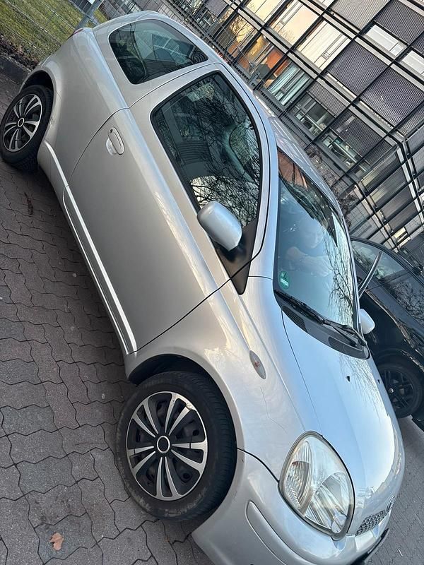 Gebraucht Toyota Yaris 80 PS (58 kW) 2004 Silber Kleinwagen