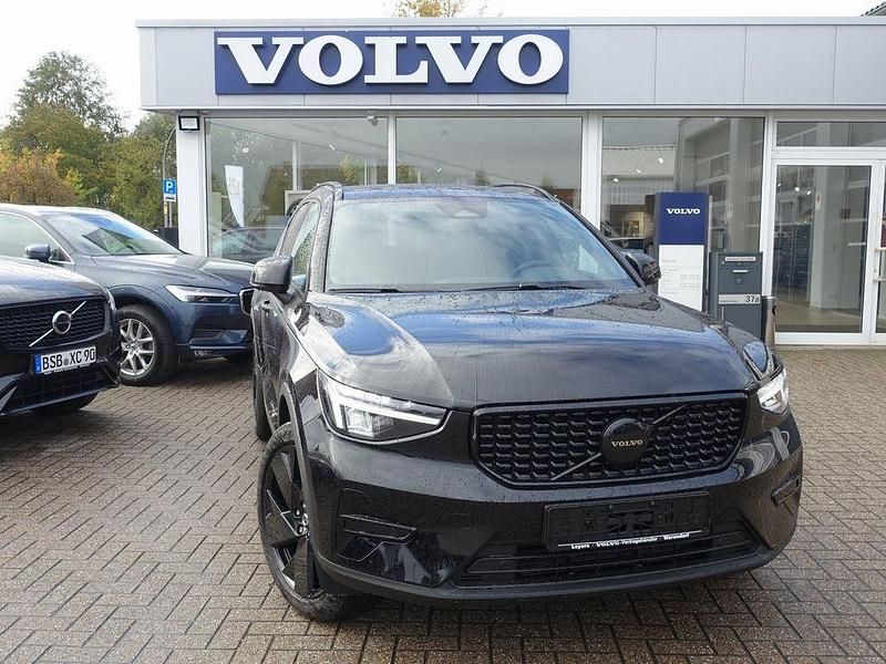 Neu Volvo XC40 Plus 163 PS (119 kW) 2025 Onyx black SUV
