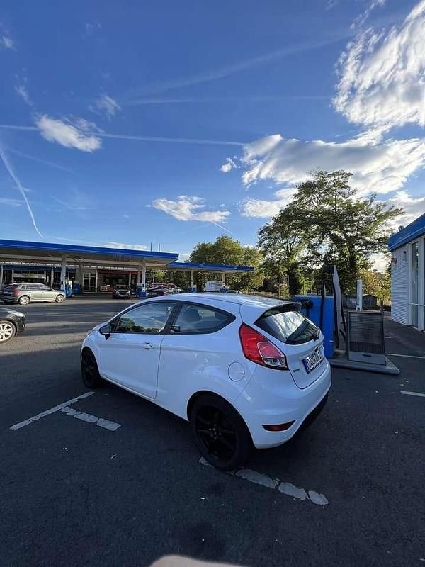 Gebraucht Ford Fiesta Celebration 101 PS (74 kW) 2017 Weiß Kleinwagen