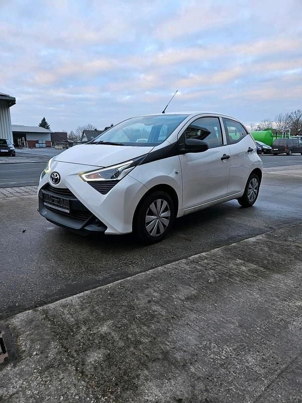 Weiß Gebraucht 2020 Toyota Aygo Kleinwagen | 6.500 € (Superpreis) - Bild 1/4