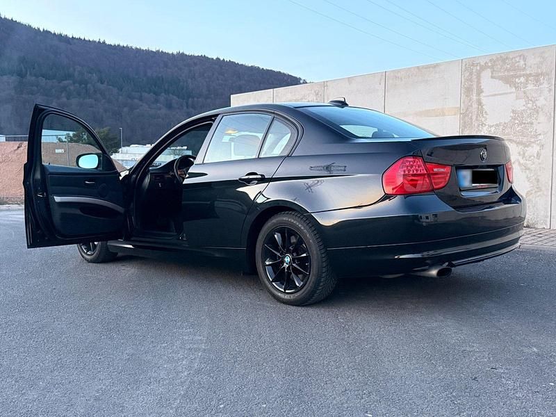 Gebraucht BMW 320 170 PS (125 kW) 2009 Schwarz Limousine