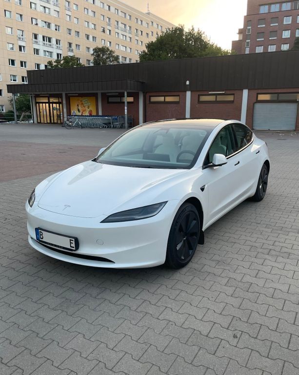 Weiß Gebraucht 2023 Tesla Model 3 Limousine | 33.900 € (Etwas zu teuer) - Bild 1/4