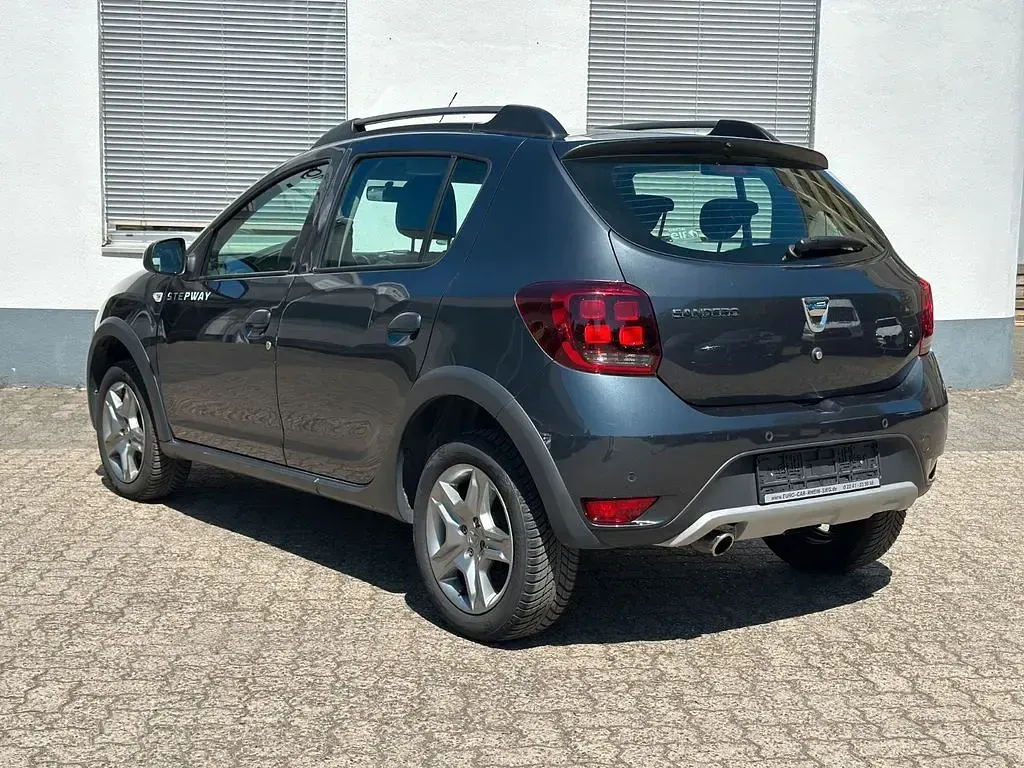 Gebraucht Dacia Sandero Celebration 90 PS (66 kW) 2018 Grau SUV