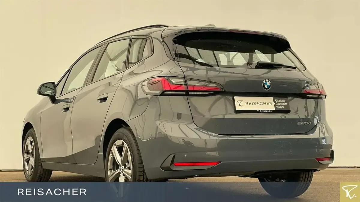 Gebraucht BMW 220 150 PS (110 kW) 2025 Sparkling kupfergrau metallic Van / Kleinbus