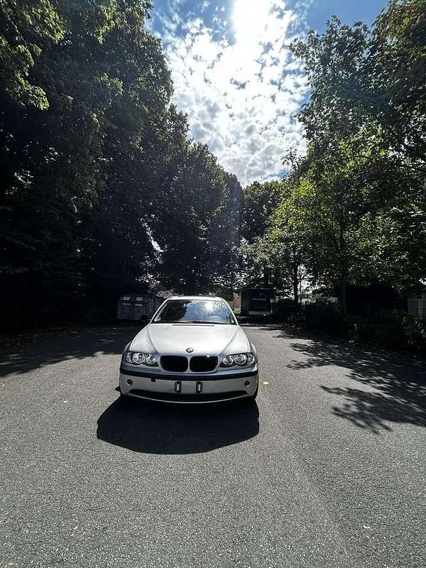 Silber Gebraucht 2004 BMW 318 Limousine | 3.950 € (Etwas zu teuer) - Bild 1/4