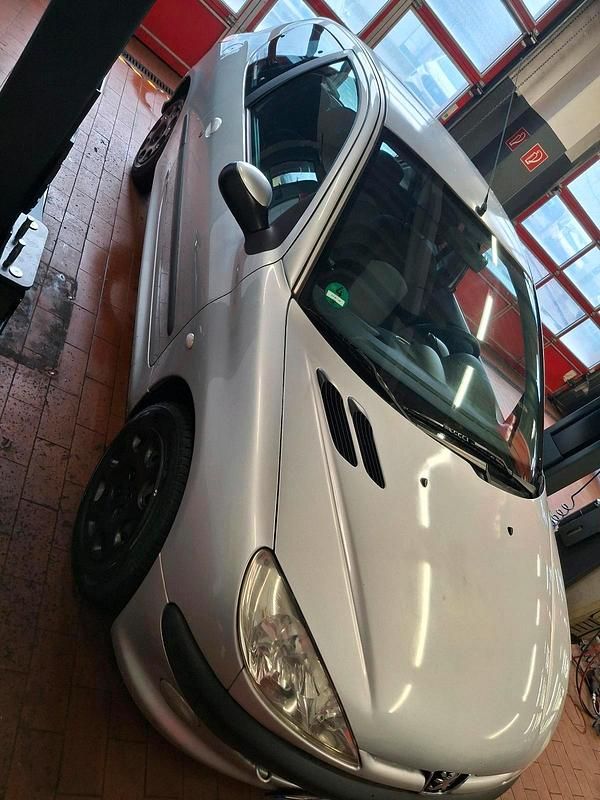 Gebraucht Peugeot 206 88 PS (64 kW) 2004 Silber Kleinwagen