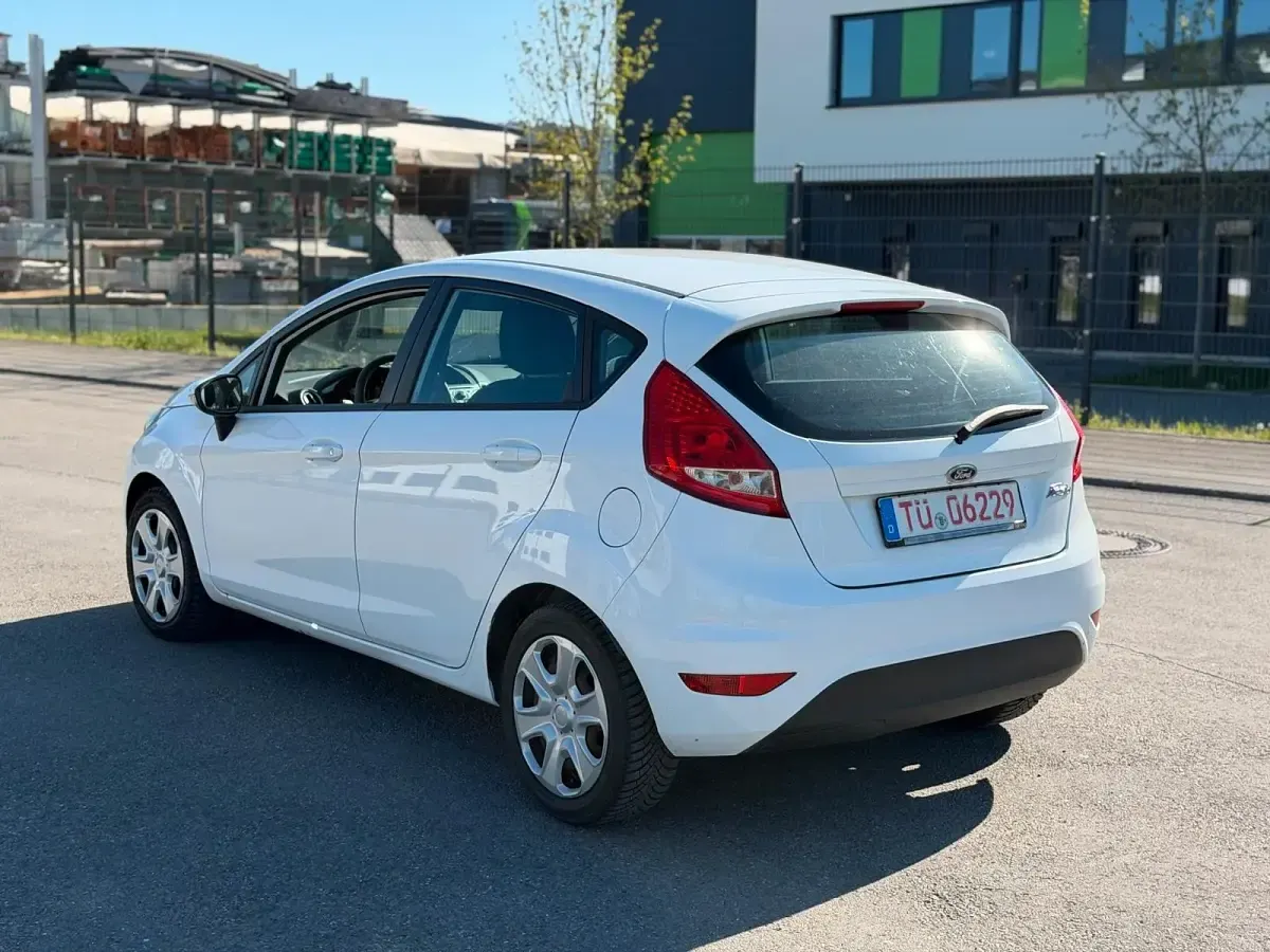 Gebraucht Ford Fiesta Trend 82 PS (60 kW) 2012 Weiß Limousine