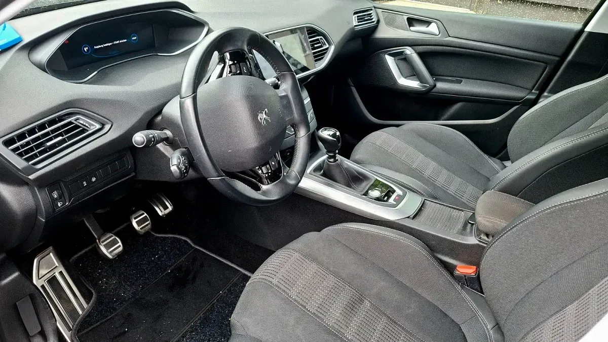 Gebraucht Peugeot 308 SW Allure 131 PS (96 kW) 2021 Schwarz Kombi