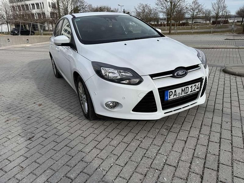 Weiß Gebraucht 2012 Ford Focus Titanium Kleinwagen | 5.300 € (Fairer Preis) - Bild 1/4