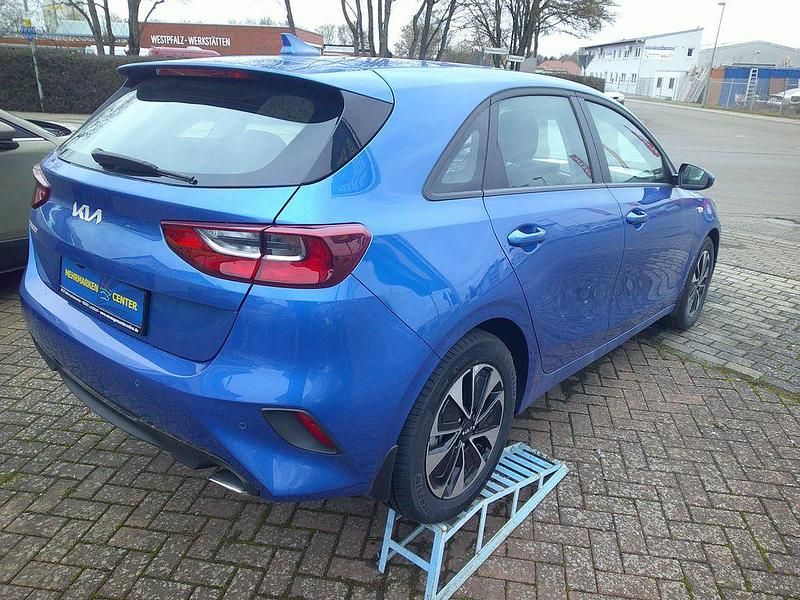 Neu Kia Ceed 140 PS (102 kW) 2025 Blau Kleinwagen